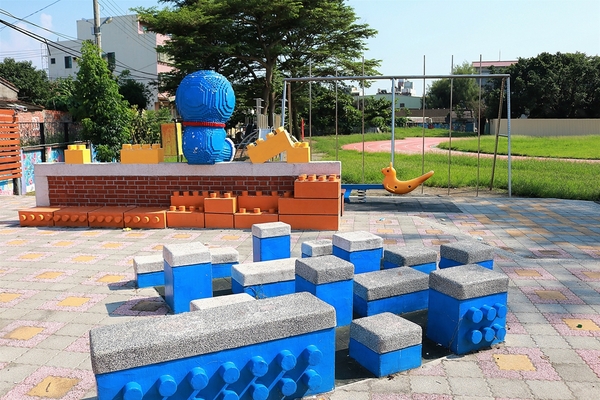 麥寮國小：【雲林麥寮景點】麥寮國小積木公園～誤闖到多啦Ａ夢的水管公園囉 積木好巨大阿