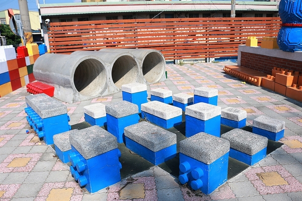 麥寮國小：【雲林麥寮景點】麥寮國小積木公園～誤闖到多啦Ａ夢的水管公園囉 積木好巨大阿