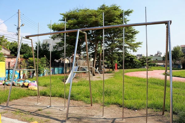 麥寮國小：【雲林麥寮景點】麥寮國小積木公園～誤闖到多啦Ａ夢的水管公園囉 積木好巨大阿