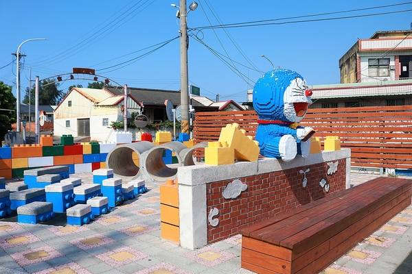 麥寮國小：【雲林麥寮景點】麥寮國小積木公園～誤闖到多啦Ａ夢的水管公園囉 積木好巨大阿