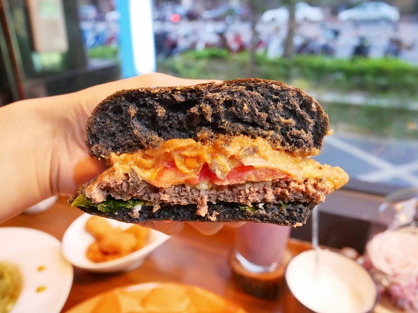 Couch Potato Brunch 沙發馬鈴薯早午餐：Couch Potato Brunch 沙發馬鈴薯早午餐-台中公園附近新開幕早午餐  餐點夠水準  闆娘好美好好聊  環境超適合放鬆  我要當顆躺在沙發的馬鈴薯