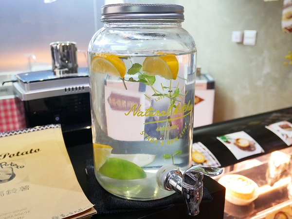 Couch Potato Brunch 沙發馬鈴薯早午餐：Couch Potato Brunch 沙發馬鈴薯早午餐-台中公園附近新開幕早午餐  餐點夠水準  闆娘好美好好聊  環境超適合放鬆  我要當顆躺在沙發的馬鈴薯