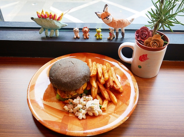 Couch Potato Brunch 沙發馬鈴薯早午餐：Couch Potato Brunch 沙發馬鈴薯早午餐-台中公園附近新開幕早午餐  餐點夠水準  闆娘好美好好聊  環境超適合放鬆  我要當顆躺在沙發的馬鈴薯