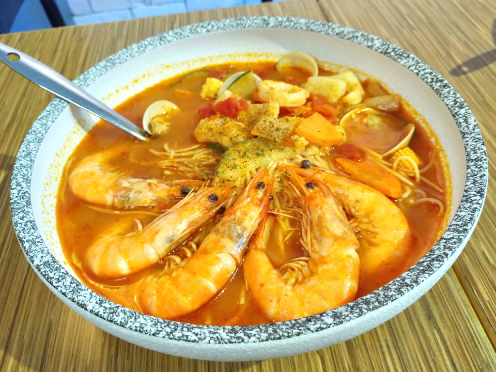 【桃園】義匠義式湯麵專賣店☞桃園藝文特區特色義式湯麵，提供多種醬汁任你選擇，超澎湃海鮮讓人吃到嘴軟!