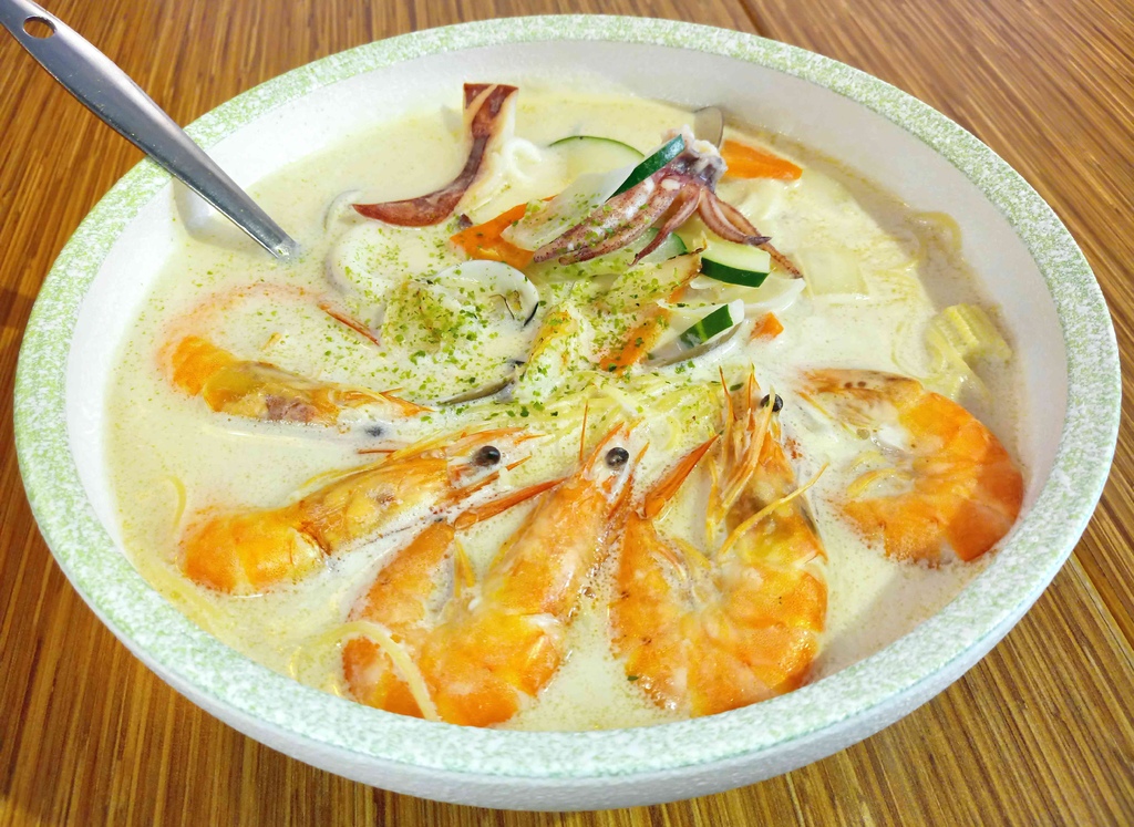 【桃園】義匠義式湯麵專賣店☞桃園藝文特區特色義式湯麵，提供多種醬汁任你選擇，超澎湃海鮮讓人吃到嘴軟!