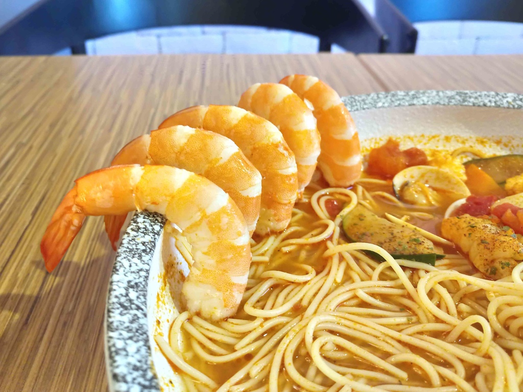 【桃園】義匠義式湯麵專賣店☞桃園藝文特區特色義式湯麵，提供多種醬汁任你選擇，超澎湃海鮮讓人吃到嘴軟!