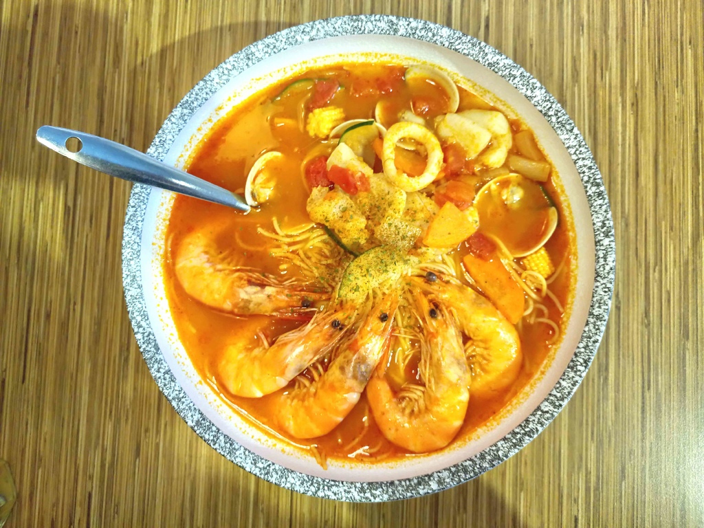 【桃園】義匠義式湯麵專賣店☞桃園藝文特區特色義式湯麵，提供多種醬汁任你選擇，超澎湃海鮮讓人吃到嘴軟!