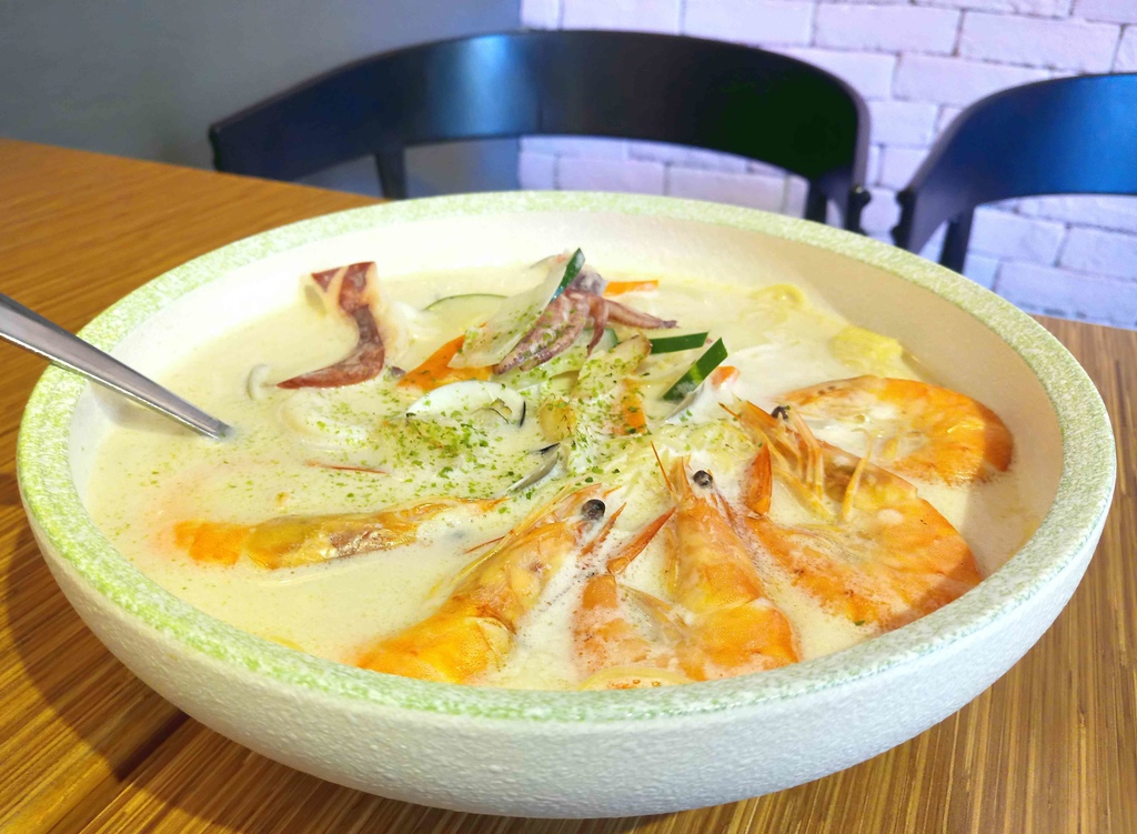 【桃園】義匠義式湯麵專賣店☞桃園藝文特區特色義式湯麵，提供多種醬汁任你選擇，超澎湃海鮮讓人吃到嘴軟!