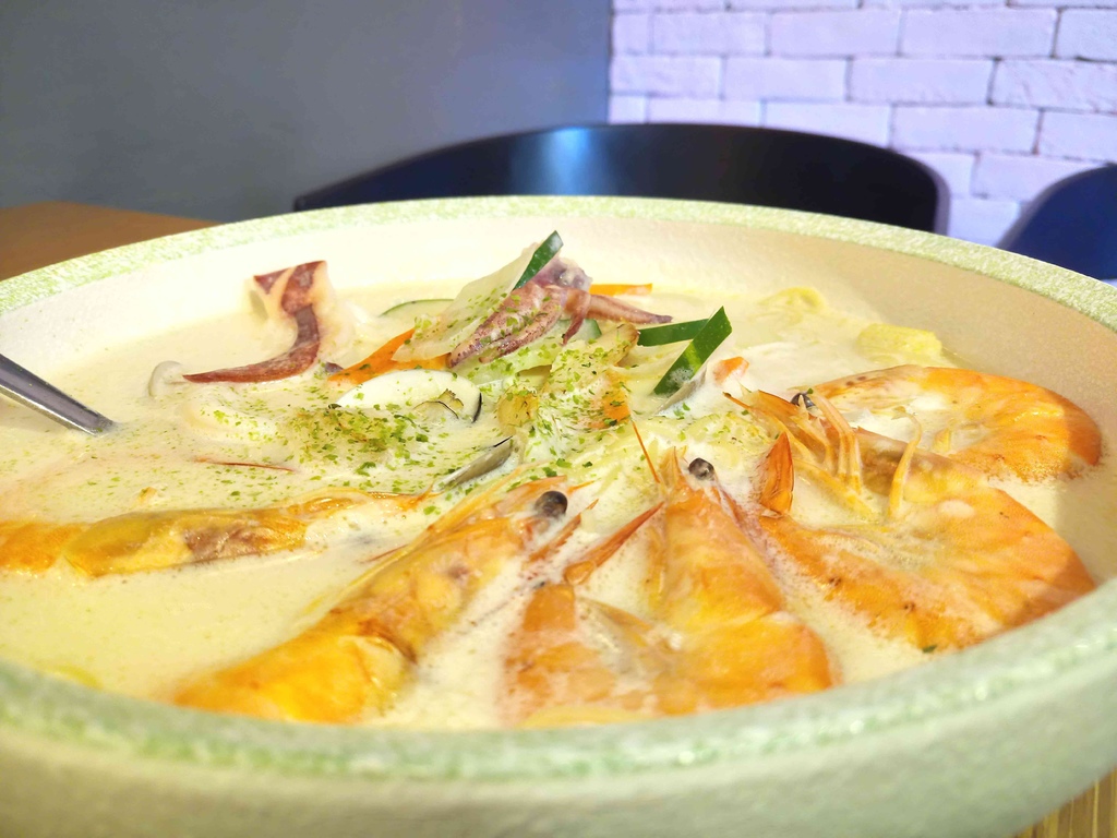 【桃園】義匠義式湯麵專賣店☞桃園藝文特區特色義式湯麵，提供多種醬汁任你選擇，超澎湃海鮮讓人吃到嘴軟!