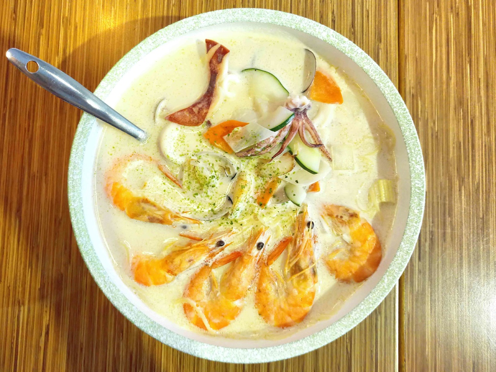 【桃園】義匠義式湯麵專賣店☞桃園藝文特區特色義式湯麵，提供多種醬汁任你選擇，超澎湃海鮮讓人吃到嘴軟!