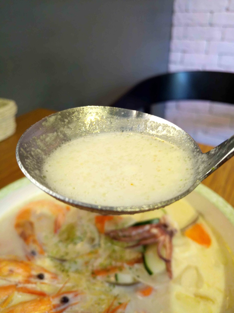 【桃園】義匠義式湯麵專賣店☞桃園藝文特區特色義式湯麵，提供多種醬汁任你選擇，超澎湃海鮮讓人吃到嘴軟!