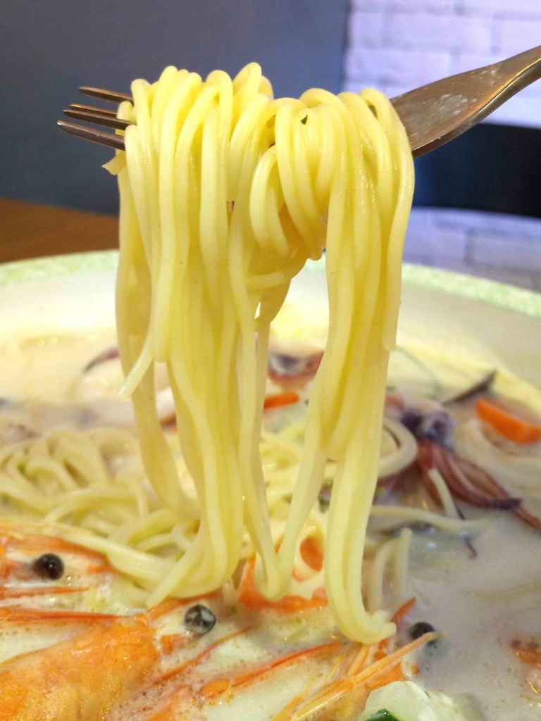 【桃園】義匠義式湯麵專賣店☞桃園藝文特區特色義式湯麵，提供多種醬汁任你選擇，超澎湃海鮮讓人吃到嘴軟!