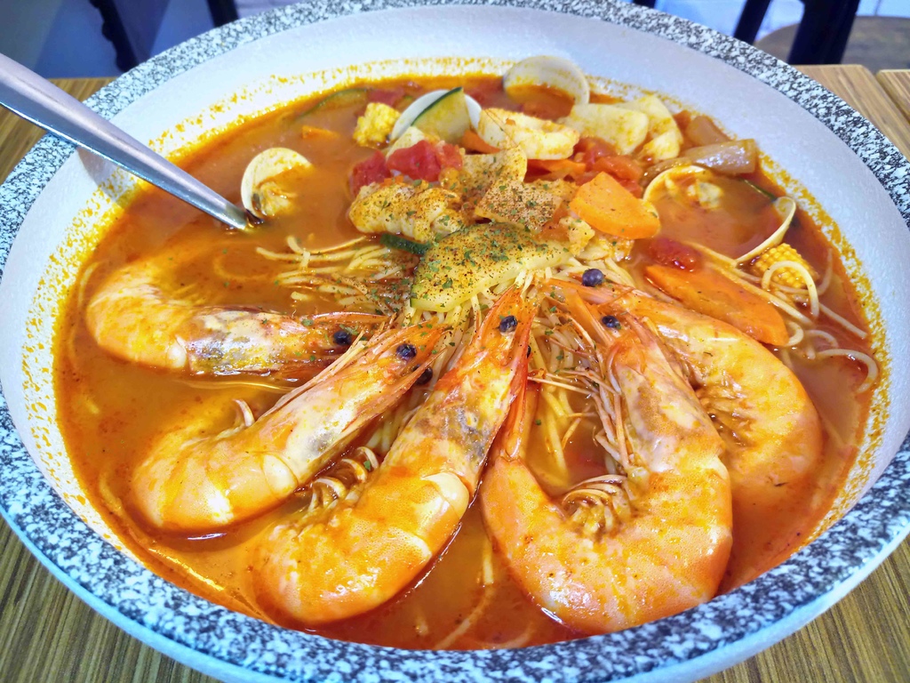 【桃園】義匠義式湯麵專賣店☞桃園藝文特區特色義式湯麵，提供多種醬汁任你選擇，超澎湃海鮮讓人吃到嘴軟!