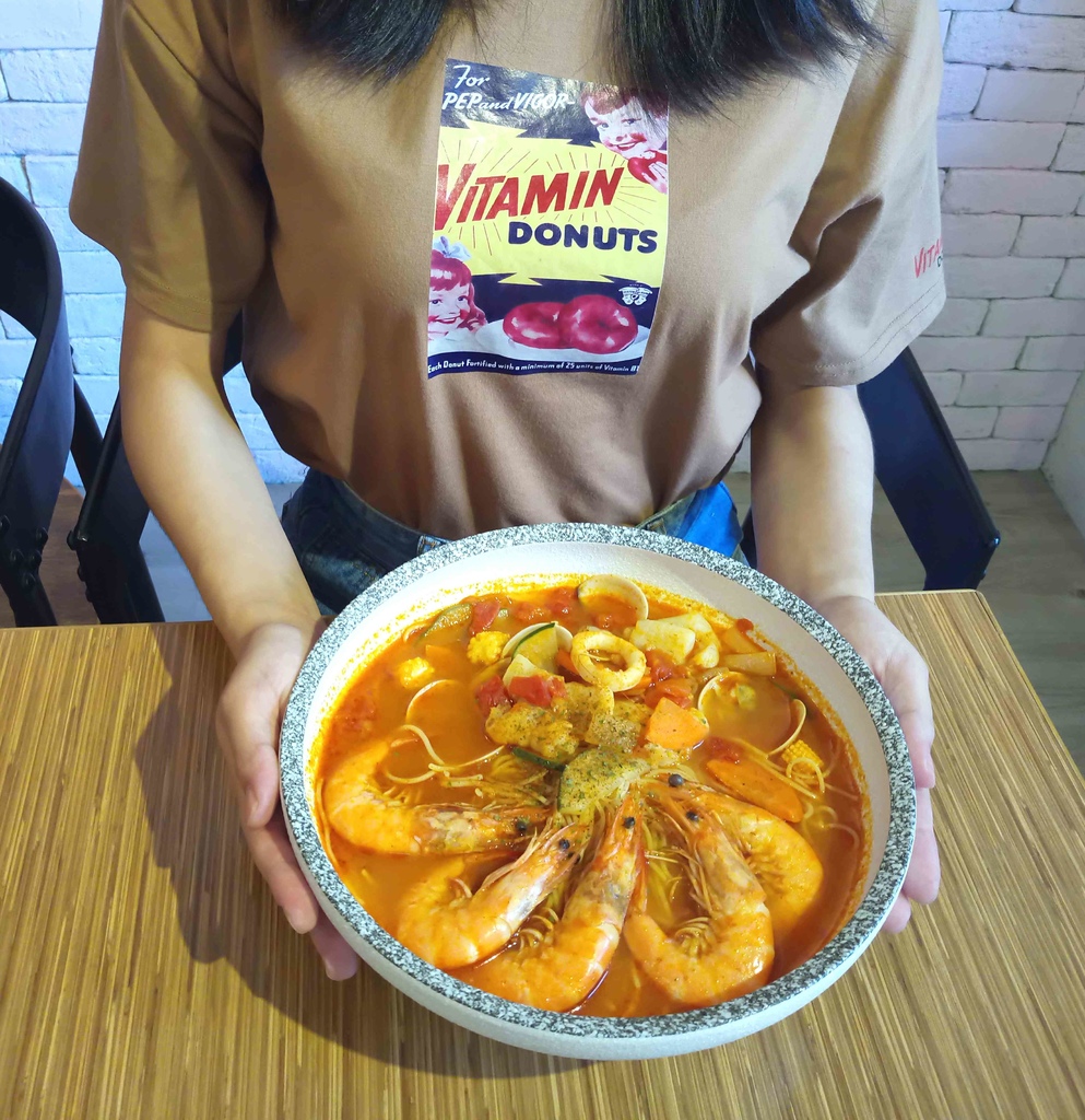 【桃園】義匠義式湯麵專賣店☞桃園藝文特區特色義式湯麵，提供多種醬汁任你選擇，超澎湃海鮮讓人吃到嘴軟!