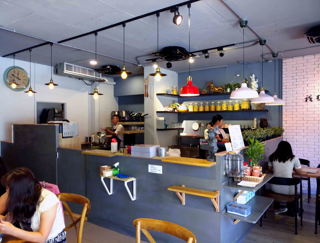 【桃園】義匠義式湯麵專賣店☞桃園藝文特區特色義式湯麵，提供多種醬汁任你選擇，超澎湃海鮮讓人吃到嘴軟!