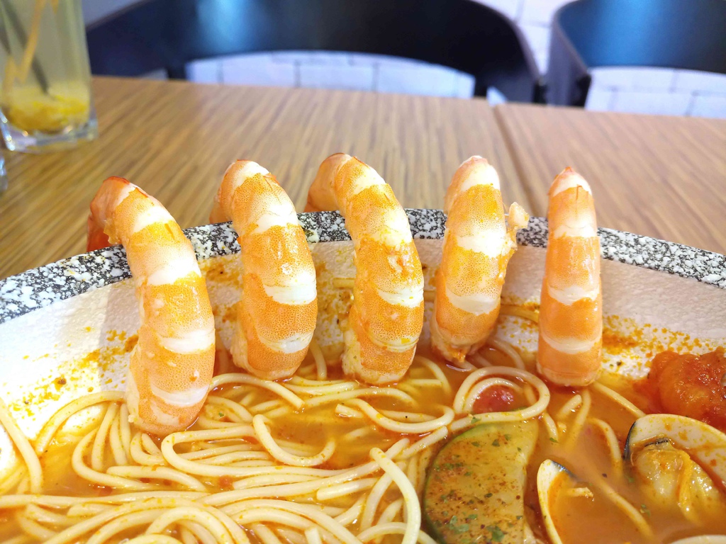 【桃園】義匠義式湯麵專賣店☞桃園藝文特區特色義式湯麵，提供多種醬汁任你選擇，超澎湃海鮮讓人吃到嘴軟!