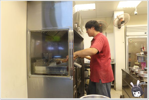 陳季炸雞（三重店）：[食記]►新北三重◄三重好吃炸雞、市場炸雞傳統美味－陳季炸雞，推薦：香雞排、香雞翅、小雞塊