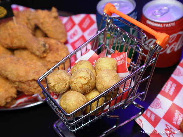 法大炸雞 Fukdup Fried Chicken(西屯總店):台中美食│法大炸雞-西屯總店〃台中美式炸雞推薦!炸雞外脆內嫩又多汁,還有提供內用座位區~