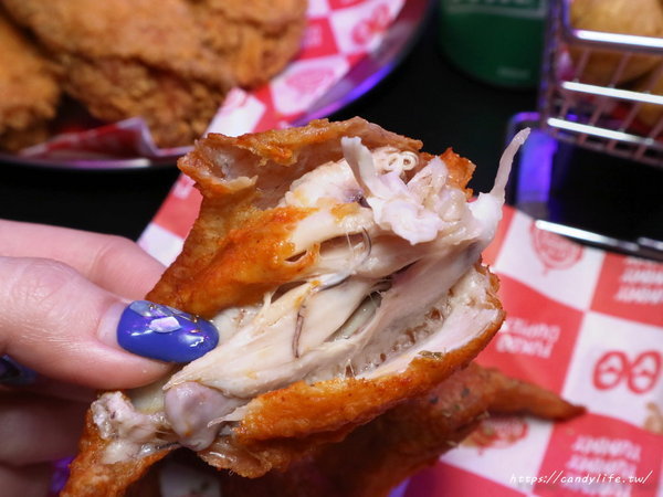 法大炸雞 Fukdup Fried Chicken(西屯總店):台中美食│法大炸雞-西屯總店〃台中美式炸雞推薦!炸雞外脆內嫩又多汁,還有提供內用座位區~