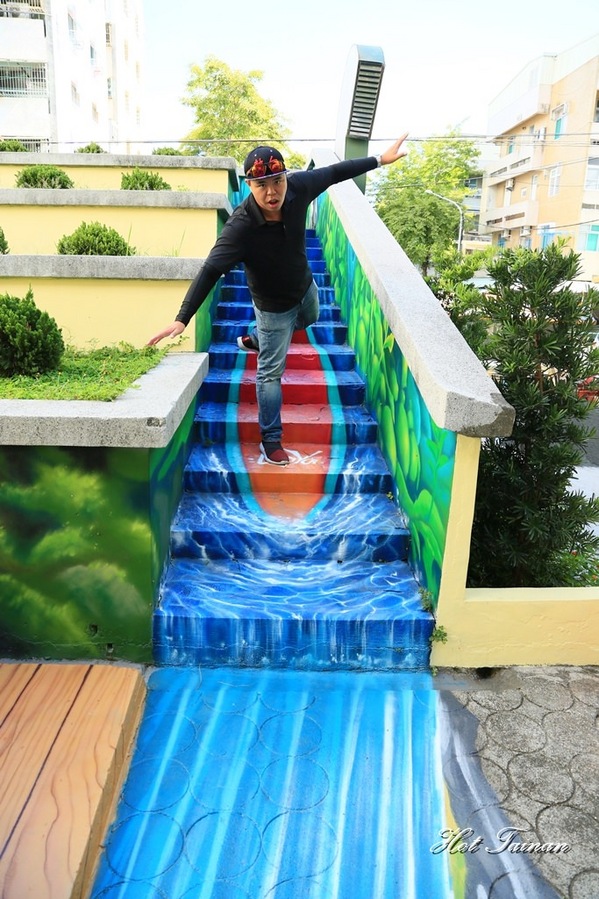 衛武營彩繪社區：【高雄景點】全台最大最高的彩繪牆！捷運旅遊超便利，IG打卡熱門景點：衛武營彩繪社區