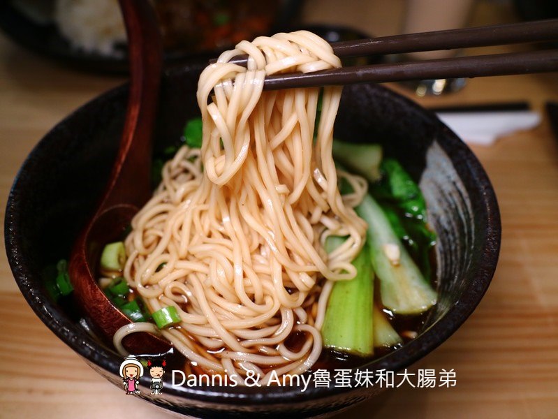 《新竹深夜美食》新竹開到凌晨的茶街。午餐晚餐宵夜一次滿足。平價蕃茄牛肉麵。手工水餃。泡沫紅茶招牌奶茶。聊天聚會包場好選擇︱影片