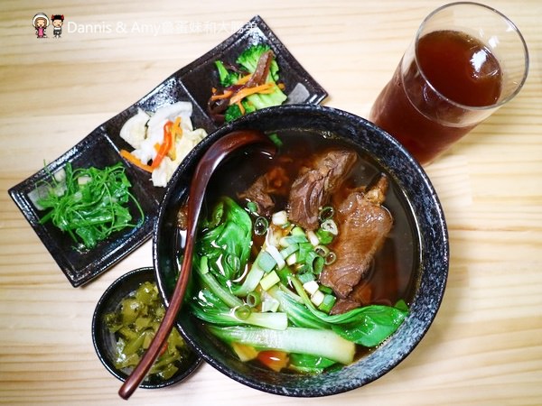 《新竹深夜美食》新竹開到凌晨的茶街。午餐晚餐宵夜一次滿足。平價蕃茄牛肉麵。手工水餃。泡沫紅茶招牌奶茶。聊天聚會包場好選擇︱影片