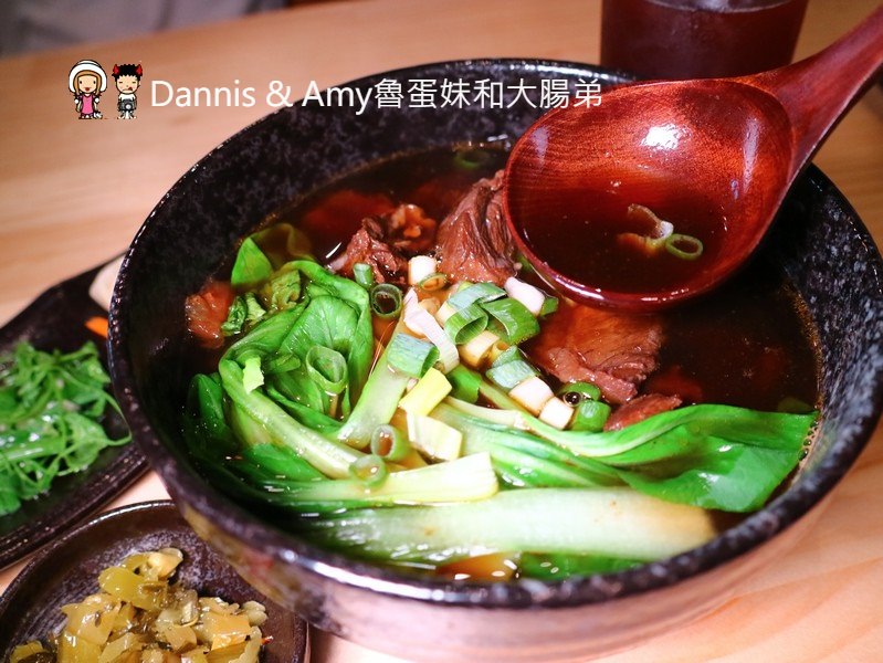 《新竹深夜美食》新竹開到凌晨的茶街。午餐晚餐宵夜一次滿足。平價蕃茄牛肉麵。手工水餃。泡沫紅茶招牌奶茶。聊天聚會包場好選擇︱影片