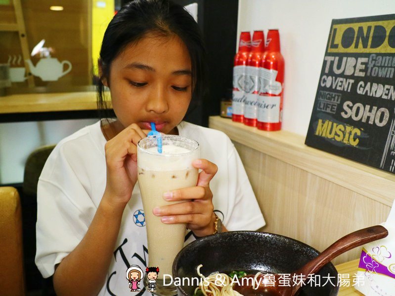 《新竹深夜美食》新竹開到凌晨的茶街。午餐晚餐宵夜一次滿足。平價蕃茄牛肉麵。手工水餃。泡沫紅茶招牌奶茶。聊天聚會包場好選擇︱影片