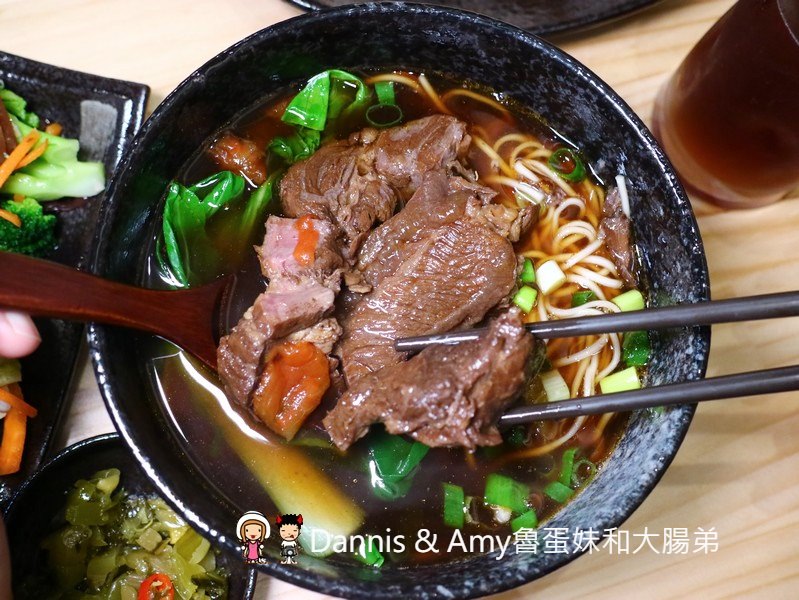 《新竹深夜美食》新竹開到凌晨的茶街。午餐晚餐宵夜一次滿足。平價蕃茄牛肉麵。手工水餃。泡沫紅茶招牌奶茶。聊天聚會包場好選擇︱影片