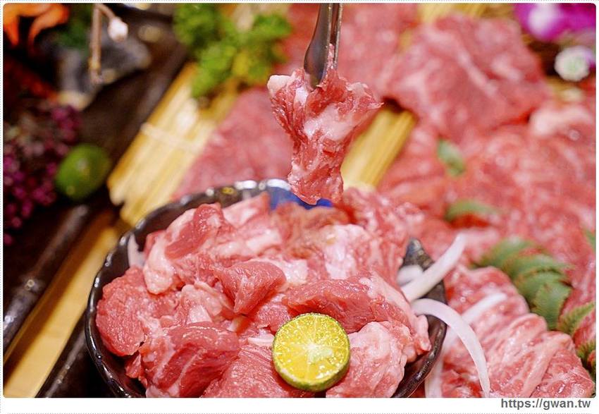 台中超狂牛奶貝火鍋來囉～重達18斤、比人還高，拳頭大牛奶貝吃到翻一人只要300多！ - 吃關關