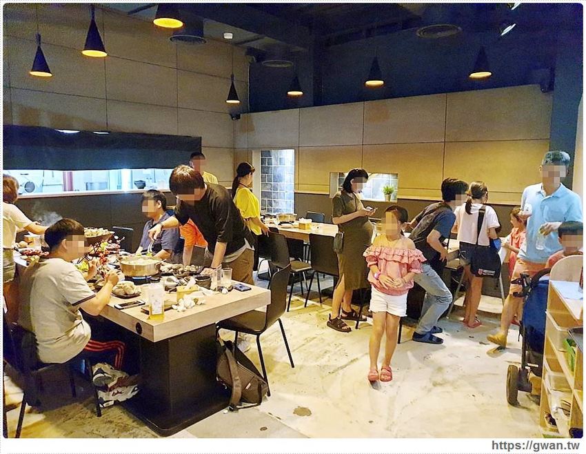 台中超狂牛奶貝火鍋來囉～重達18斤、比人還高，拳頭大牛奶貝吃到翻一人只要300多！ - 吃關關