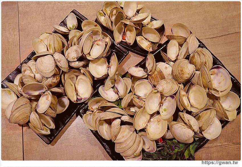 台中超狂牛奶貝火鍋來囉～重達18斤、比人還高，拳頭大牛奶貝吃到翻一人只要300多！ - 吃關關