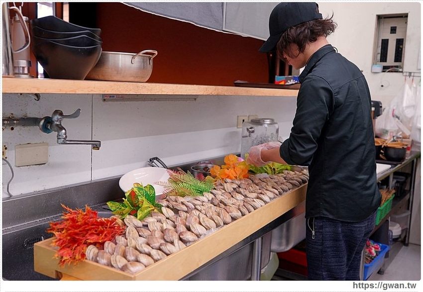 台中超狂牛奶貝火鍋來囉～重達18斤、比人還高，拳頭大牛奶貝吃到翻一人只要300多！ - 吃關關