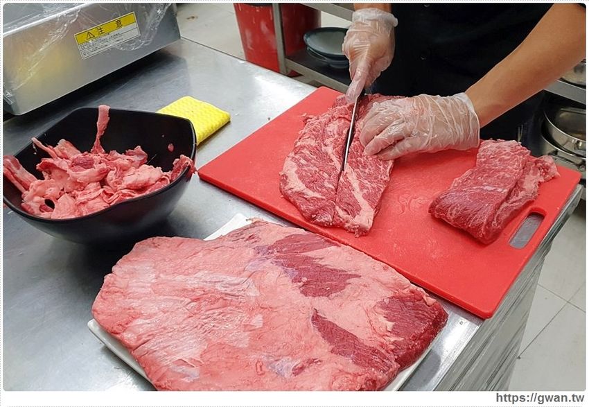 台中超狂牛奶貝火鍋來囉～重達18斤、比人還高，拳頭大牛奶貝吃到翻一人只要300多！ - 吃關關