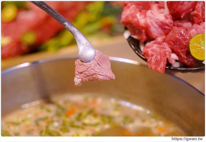 台中超狂牛奶貝火鍋來囉～重達18斤、比人還高，拳頭大牛奶貝吃到翻一人只要300多！ - 吃關關