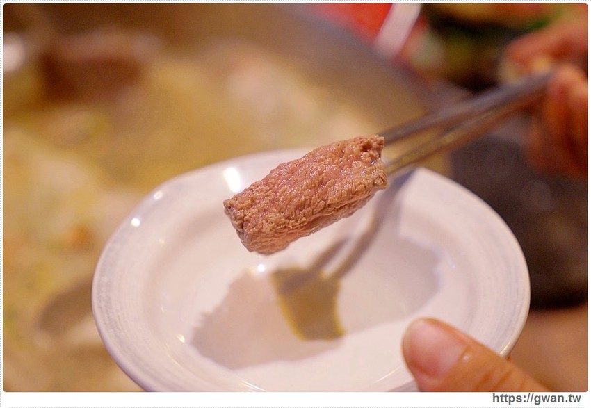 台中超狂牛奶貝火鍋來囉～重達18斤、比人還高，拳頭大牛奶貝吃到翻一人只要300多！ - 吃關關