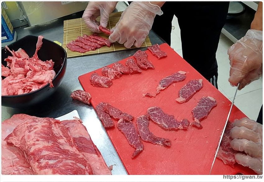 台中超狂牛奶貝火鍋來囉～重達18斤、比人還高，拳頭大牛奶貝吃到翻一人只要300多！ - 吃關關