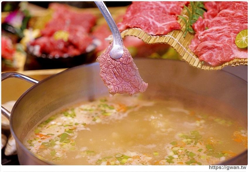 台中超狂牛奶貝火鍋來囉～重達18斤、比人還高，拳頭大牛奶貝吃到翻一人只要300多！ - 吃關關