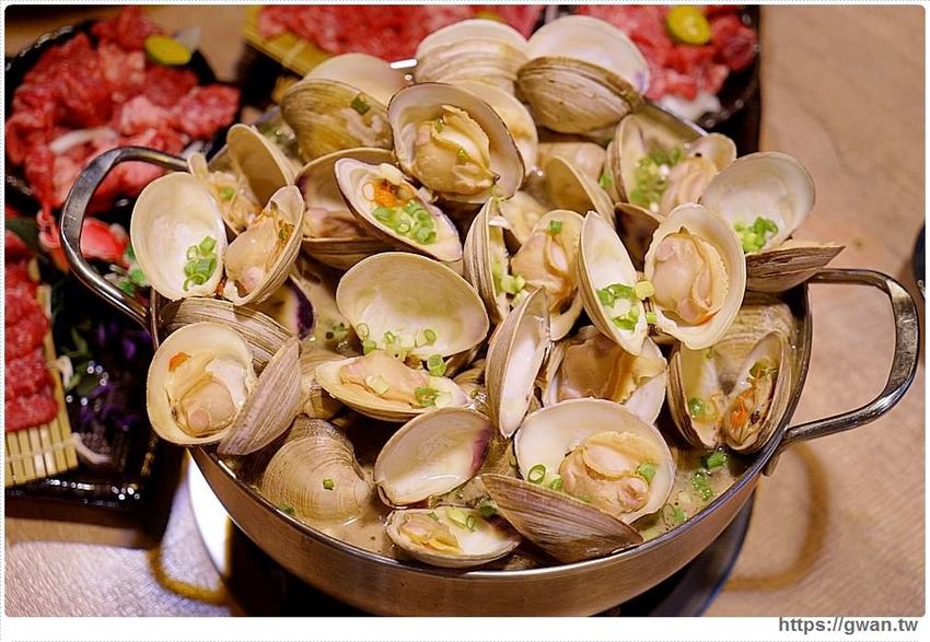 台中超狂牛奶貝火鍋來囉～重達18斤、比人還高，拳頭大牛奶貝吃到翻一人只要300多！ - 吃關關