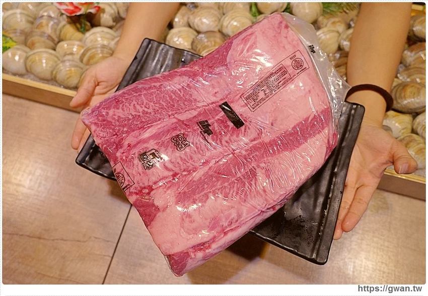 台中超狂牛奶貝火鍋來囉～重達18斤、比人還高，拳頭大牛奶貝吃到翻一人只要300多！ - 吃關關