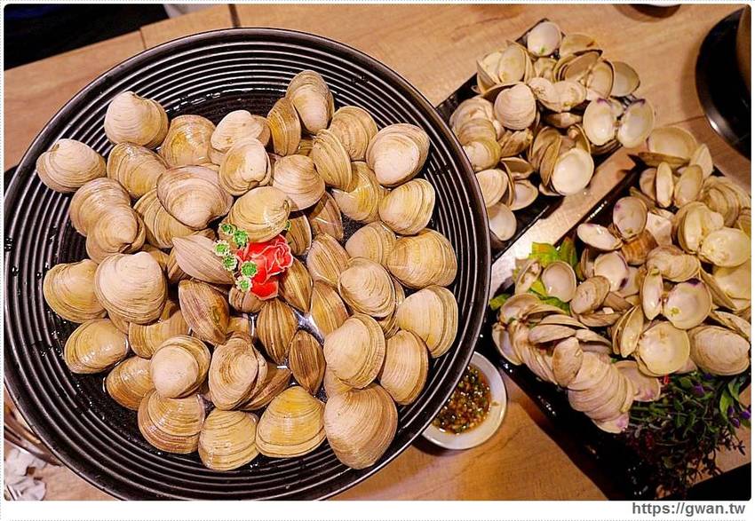 台中超狂牛奶貝火鍋來囉～重達18斤、比人還高，拳頭大牛奶貝吃到翻一人只要300多！ - 吃關關