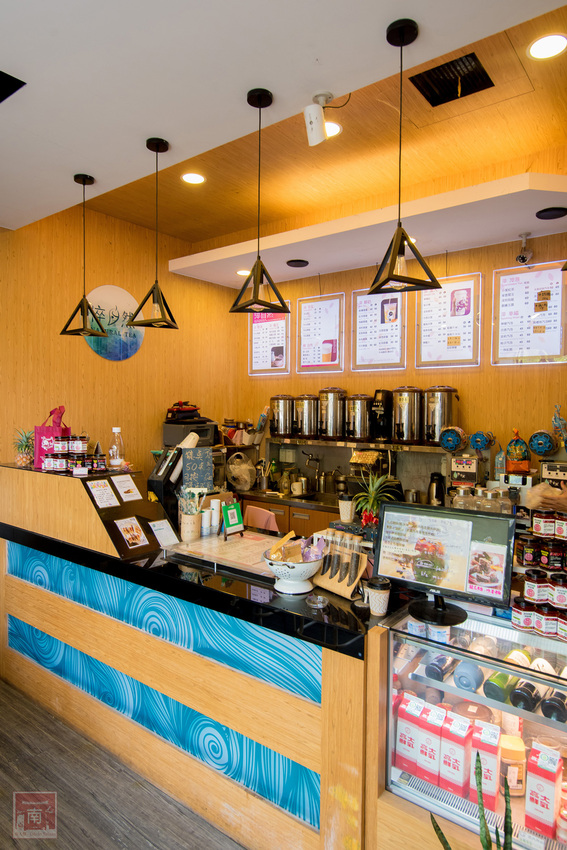 【台南東區】銅板價茶奶酥吐司麵包｜手沖無農藥茶飲｜茶湯頭鍋燒意麵｜添加高大的古早味奶茶｜德安百貨輕食鍋燒飲品｜提供內用及外送平台外送~台南淬自然 - 南人幫