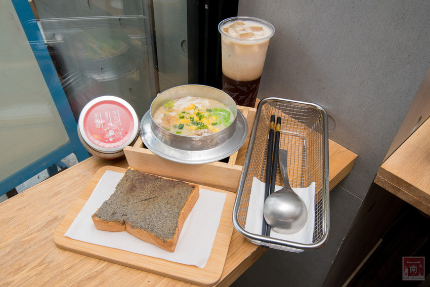 【台南東區】銅板價茶奶酥吐司麵包｜手沖無農藥茶飲｜茶湯頭鍋燒意麵｜添加高大的古早味奶茶｜德安百貨輕食鍋燒飲品｜提供內用及外送平台外送~台南淬自然 - 南人幫