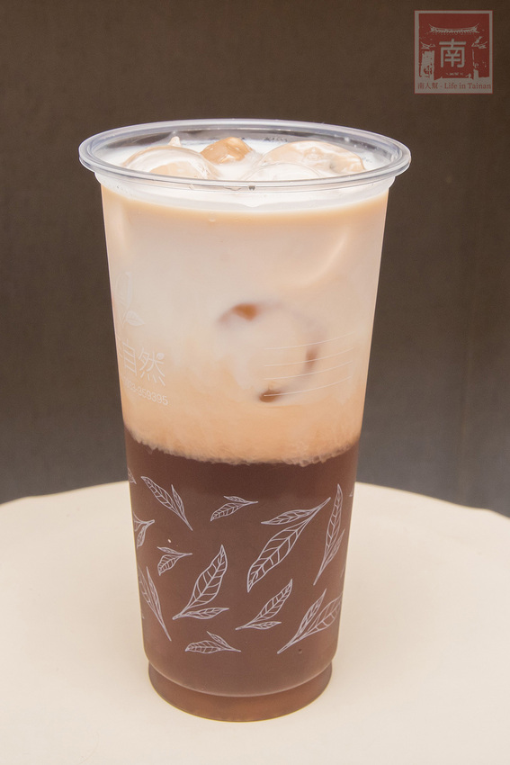 【台南東區】銅板價茶奶酥吐司麵包｜手沖無農藥茶飲｜茶湯頭鍋燒意麵｜添加高大的古早味奶茶｜德安百貨輕食鍋燒飲品｜提供內用及外送平台外送~台南淬自然 - 南人幫