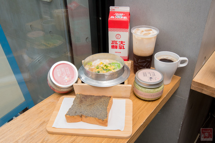 【台南東區】銅板價茶奶酥吐司麵包｜手沖無農藥茶飲｜茶湯頭鍋燒意麵｜添加高大的古早味奶茶｜德安百貨輕食鍋燒飲品｜提供內用及外送平台外送~台南淬自然 - 南人幫