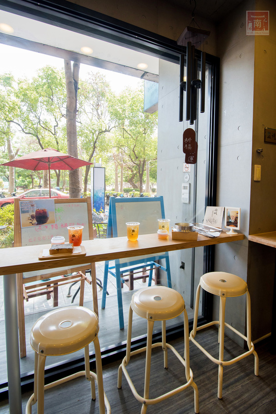 【台南東區】銅板價茶奶酥吐司麵包｜手沖無農藥茶飲｜茶湯頭鍋燒意麵｜添加高大的古早味奶茶｜德安百貨輕食鍋燒飲品｜提供內用及外送平台外送~台南淬自然 - 南人幫