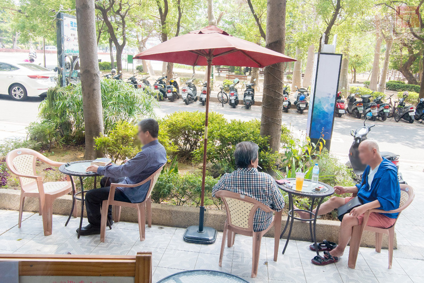 【台南東區】銅板價茶奶酥吐司麵包｜手沖無農藥茶飲｜茶湯頭鍋燒意麵｜添加高大的古早味奶茶｜德安百貨輕食鍋燒飲品｜提供內用及外送平台外送~台南淬自然 - 南人幫