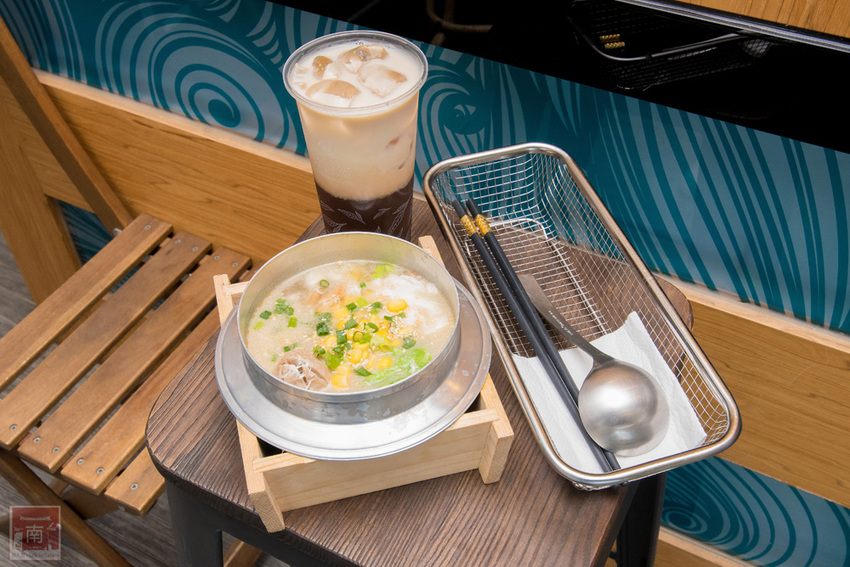 【台南東區】銅板價茶奶酥吐司麵包｜手沖無農藥茶飲｜茶湯頭鍋燒意麵｜添加高大的古早味奶茶｜德安百貨輕食鍋燒飲品｜提供內用及外送平台外送~台南淬自然 - 南人幫