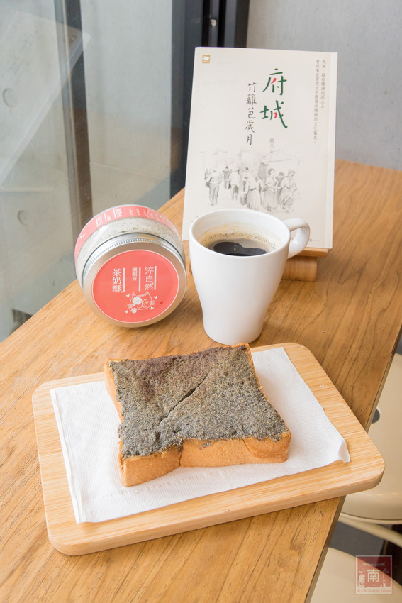 【台南東區】銅板價茶奶酥吐司麵包｜手沖無農藥茶飲｜茶湯頭鍋燒意麵｜添加高大的古早味奶茶｜德安百貨輕食鍋燒飲品｜提供內用及外送平台外送~台南淬自然 - 南人幫