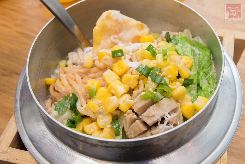 【台南東區】銅板價茶奶酥吐司麵包｜手沖無農藥茶飲｜茶湯頭鍋燒意麵｜添加高大的古早味奶茶｜德安百貨輕食鍋燒飲品｜提供內用及外送平台外送~台南淬自然 - 南人幫